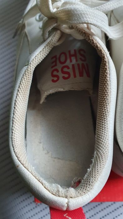 Отдам даром кроссовки для девочки