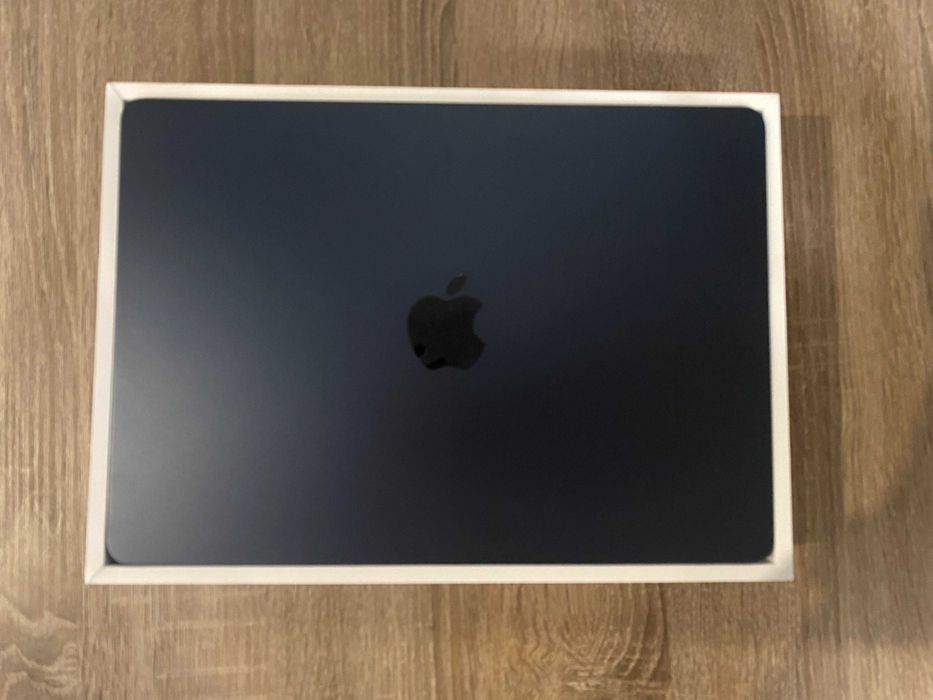 MacBook Air M2 16GB / 256GB / 10-core GPU / Północ (Midnight) / 100% Baterii + Etui/Myszka