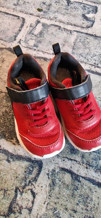 Отдам бесплатно кроссовки