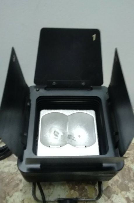 Vendo projetor para iluminação a precisar de peças