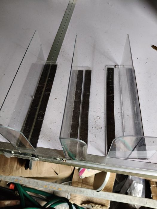 Przegródki plastikowe z magnesem.