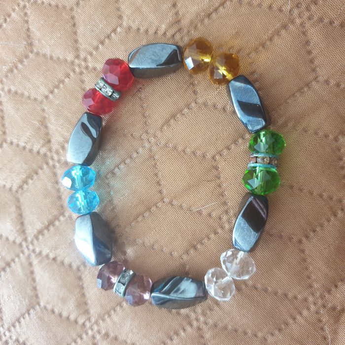 Pulseira de pedras decorativas