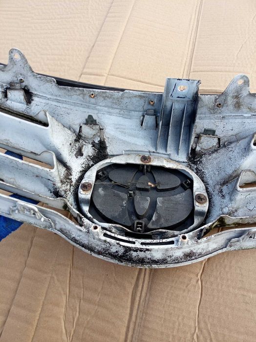 toyota AVENSIS T27 12-15 LIFT grill przód atrapa chłodnicy kolor 040