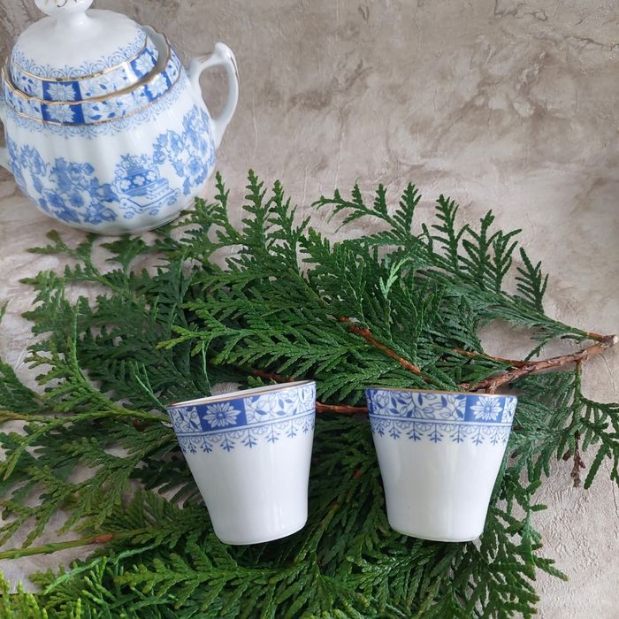 China blau dwa kieliszki do jajek, biała wysokiej jakości porcelana.