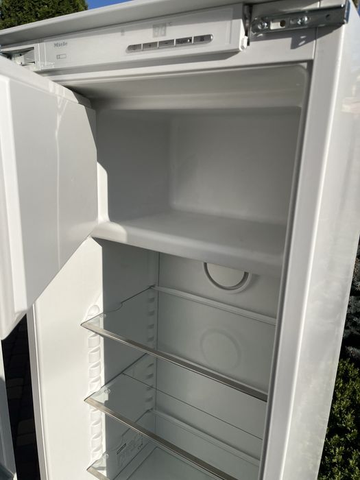 Холодильник Miele під забудову вмонтований холодильник з морозилкою