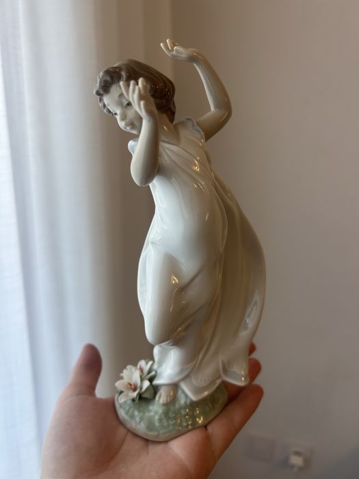 Lladró “Lily, symbol of purity”