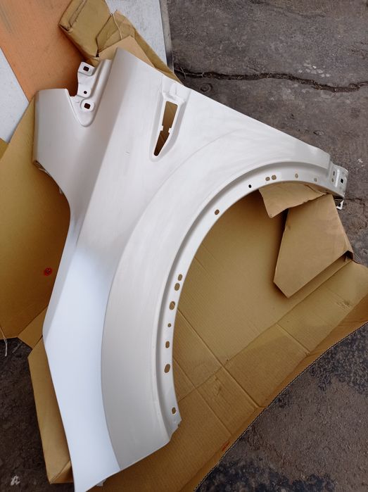 Продам в хорошем состоянии крылья передние( орегенальные)Форд Эскейт .