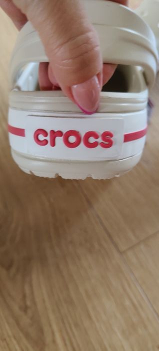 Nowe klapki CROCS beżowe z różowym napisem na tyle rozm.40,5
