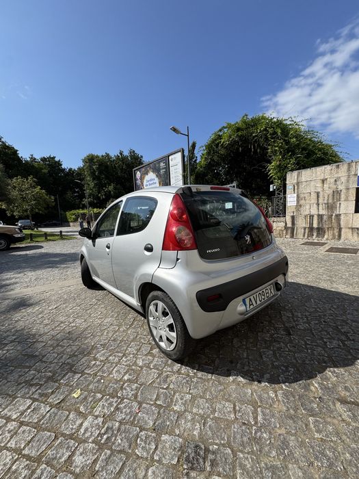 Peugeot 107 1.0 — 5 portas, económico e ideal para cidade