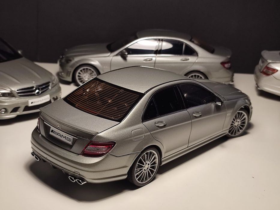 洋書 AMG 1000 MODEL DIRECTORY 1 & 2 Модель Mercedes-Benz C63 AMG w204 1/18 AutoArt: 10 000 грн