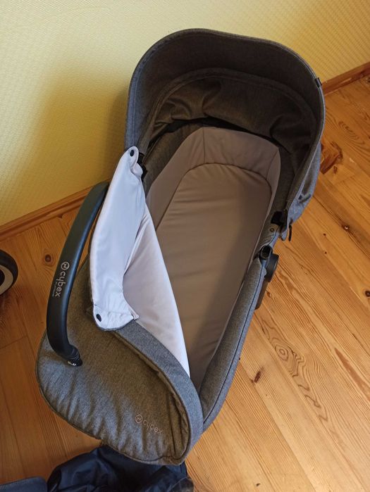 Коляска Cybex Priam Manhattan Grey 3 в 1 є повний комплект.
