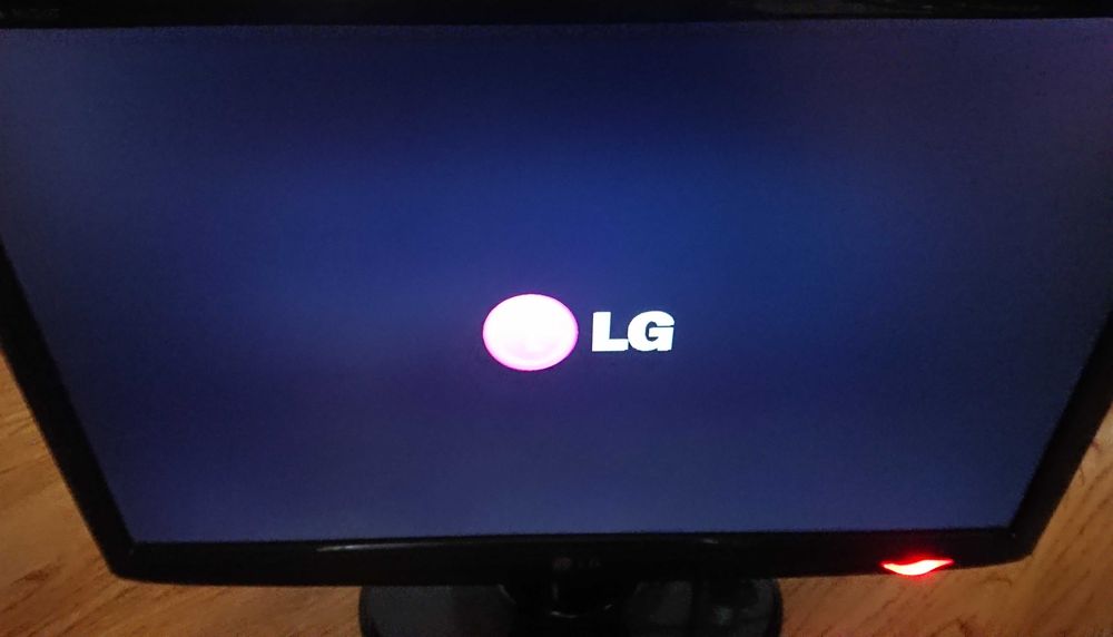 Монитор LG Flatron W2243T 22" Widescreen Full HD DVI VGA