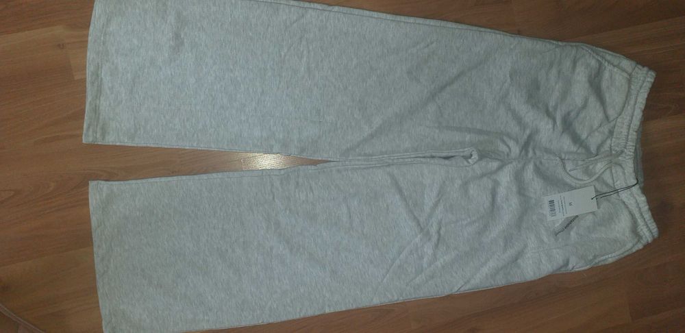 Szare dresy z szerokimi nogawkami