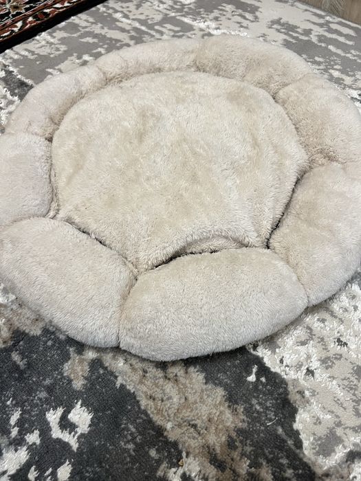 м'який пухнастий лежак для котика