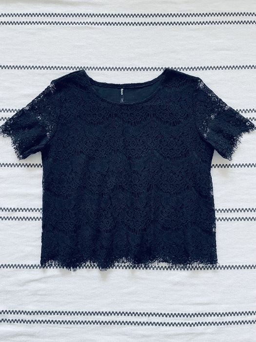 Czarny koronkowy crop top SINSAY r. S