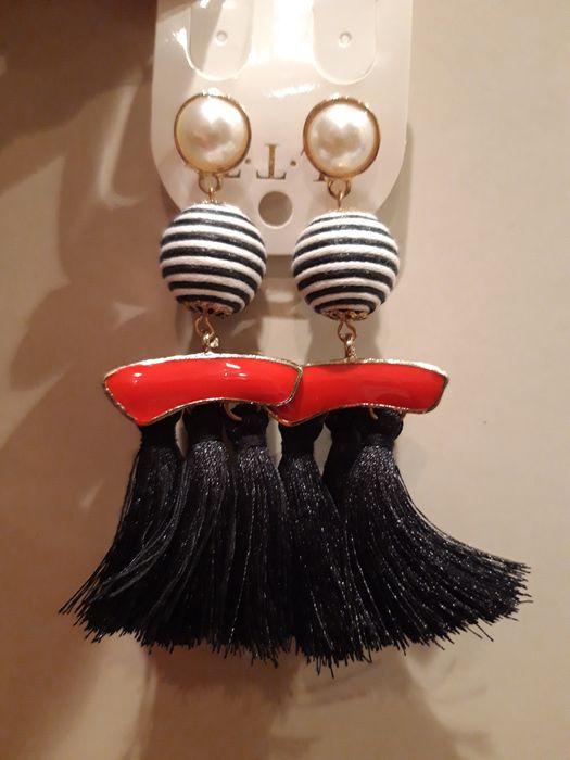 Par de brincos preto/branco/vermelho, com pingente de franja - NOVOS!