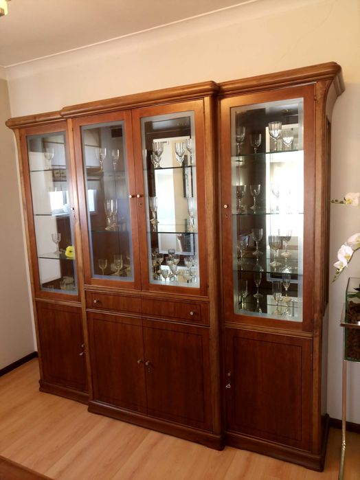 Estante e mesa com cadeiras cerejeira