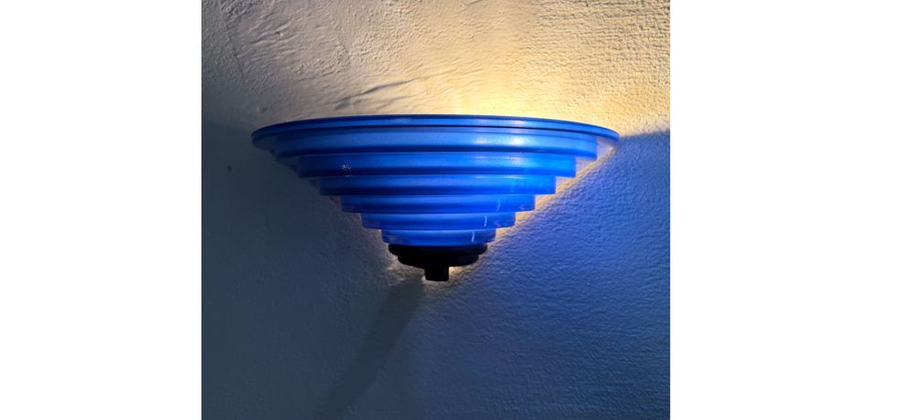 Design Light „Candy” – duński kinkiet z niebieskiego akrylu, lata 90.