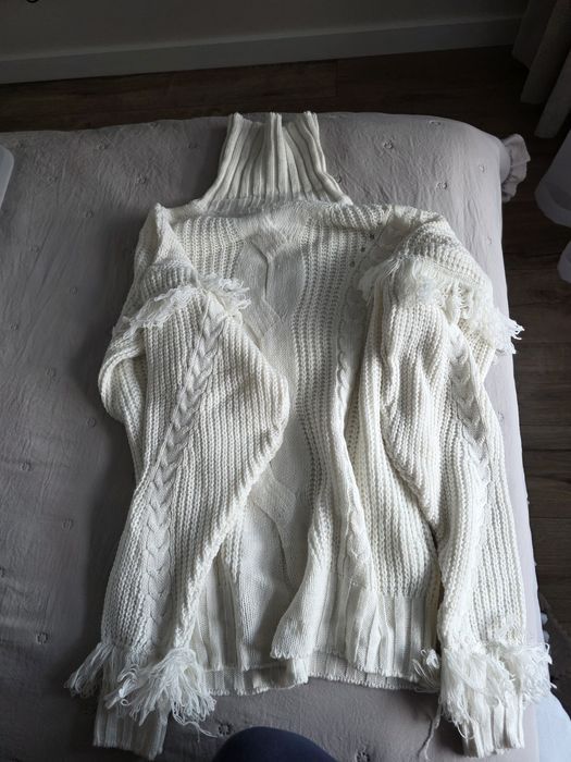 Biały sweter golf z falbankami