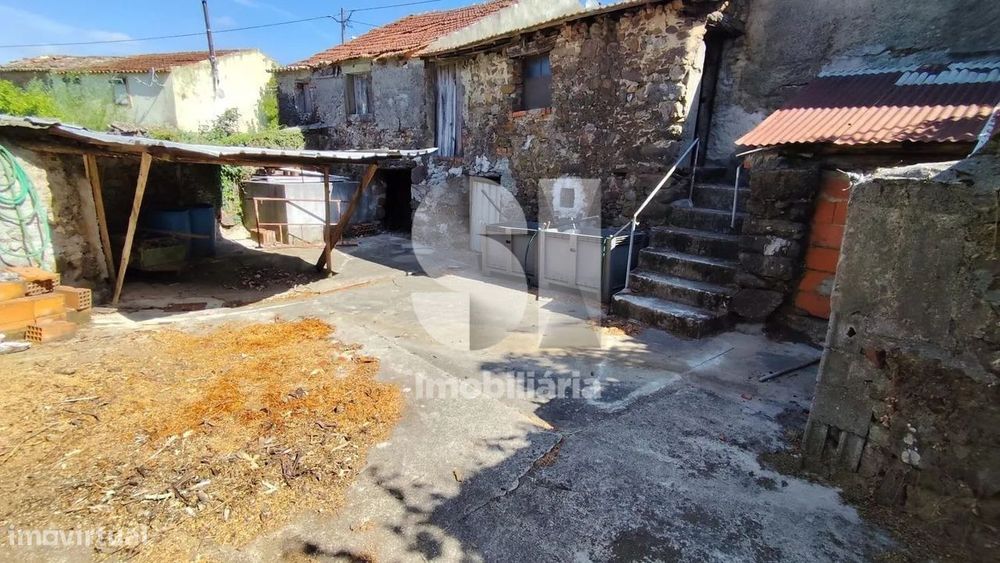 Ruína tradicional em pedra com potencial para reconstrução