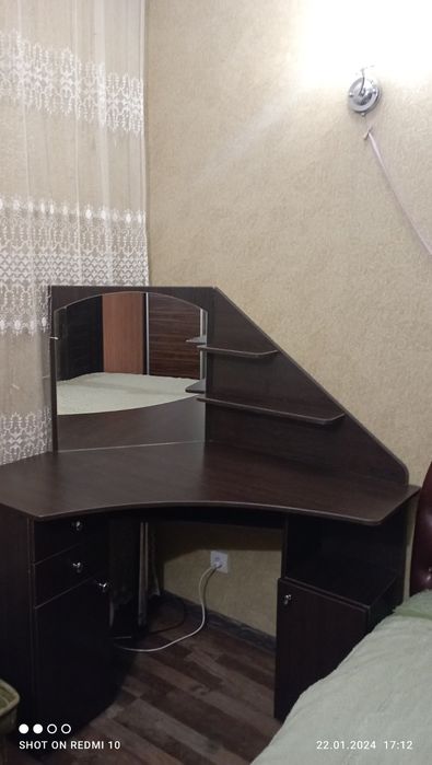 Продам трюмо в спальню .