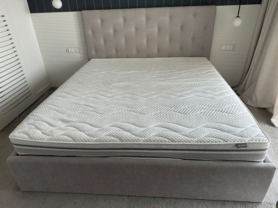 Tapicerowane łóżko małżeńskie z zagłówkiem oraz fantastycznym materacem