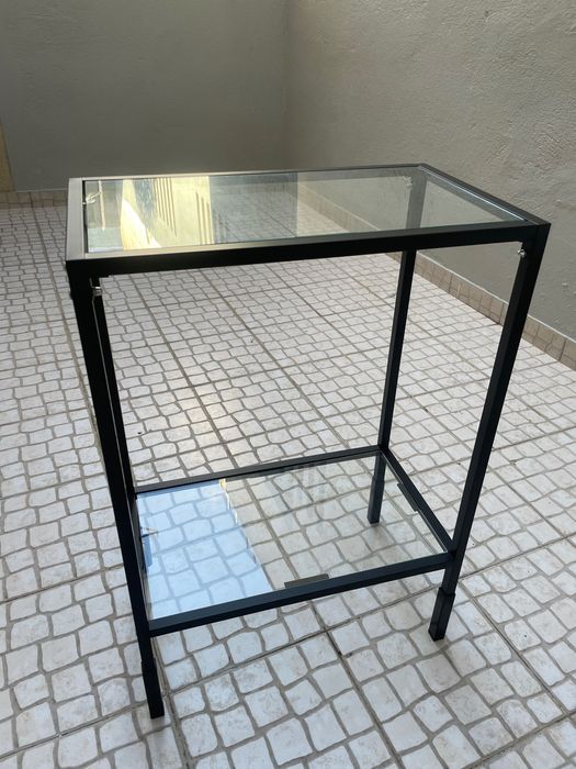 Mesa tampo de vidro.