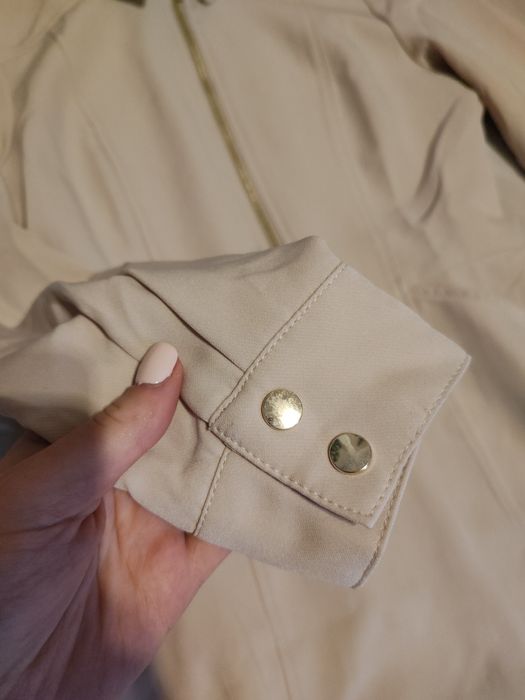 Beżowa sukienka z kołnierzykiem i złotym zamkiem