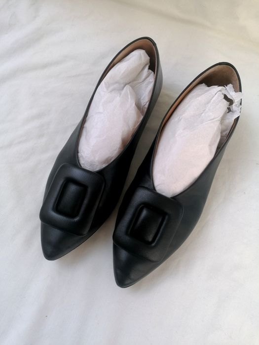 Sabrinas Pretas Bicudas com detalhe de aplicação