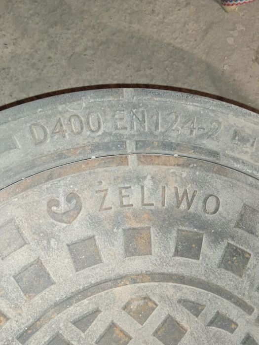 Właz żeliwny D 400