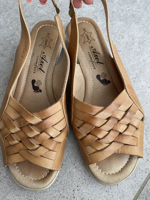 Polecane przez ortopedów sandały Axel na koturnie. 37