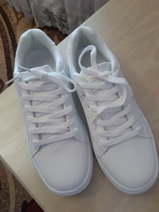 Кросівки  жіночі