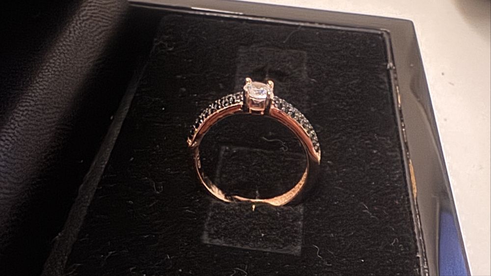 Anel do Amor - Prata 925 dourada e zirconias preta e grande ao centro