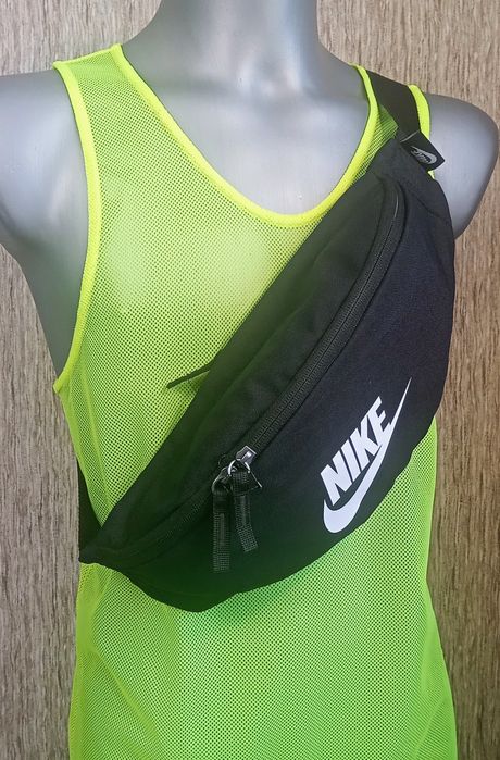 Nerka saszetka na pas NIKE czarna