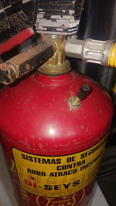 Deposito extintor para pré  lavagem de automóveis ou máquinas.