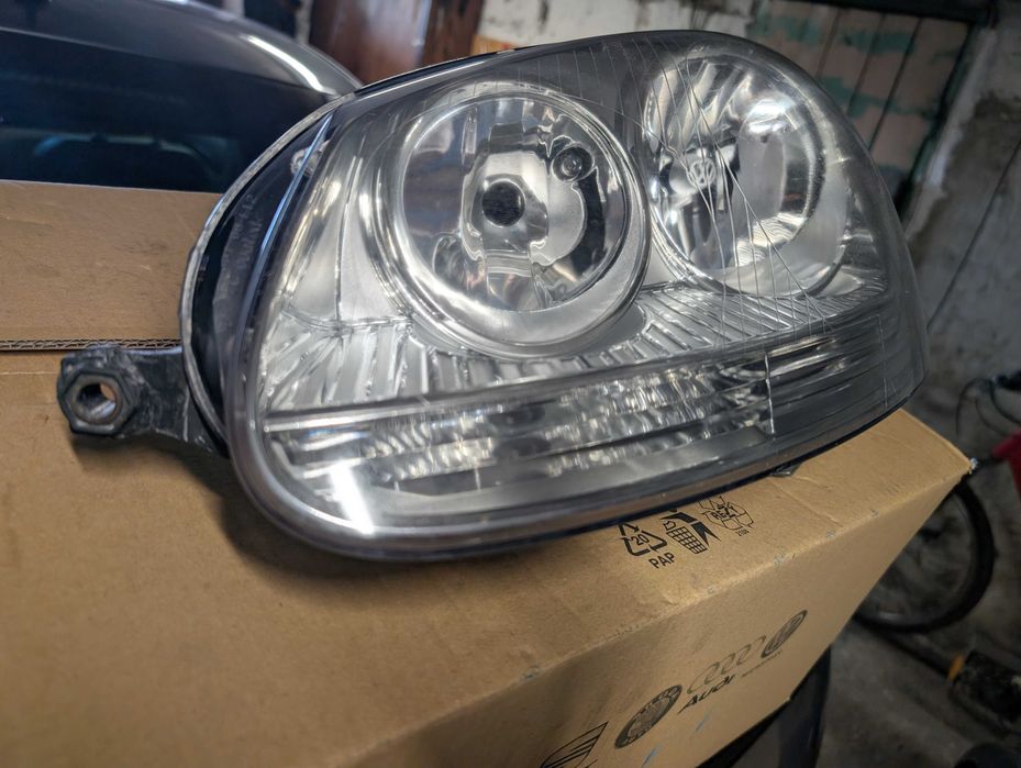 VW Golf V lampy reflektory OE 1K6941005P 1K6941006P KPL