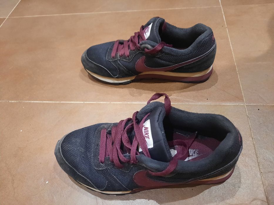 Tenis Nike pretos e bordeaux  n° 37,5