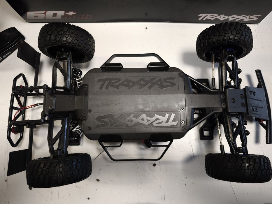 Traxxas Slash Ultimate 68277-4 z dodatkami