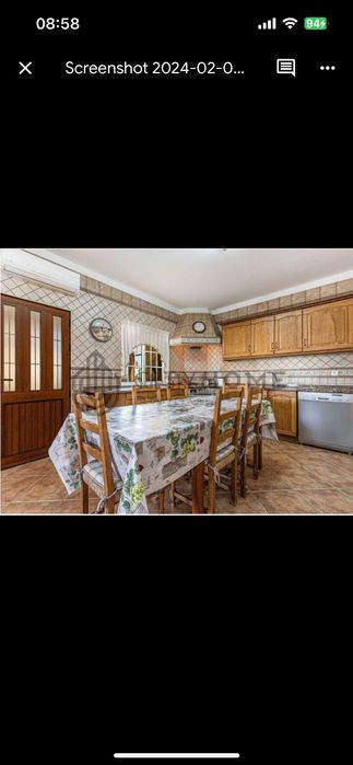 Cozinha em madeira com bancadas em granito e eletrodomésticos