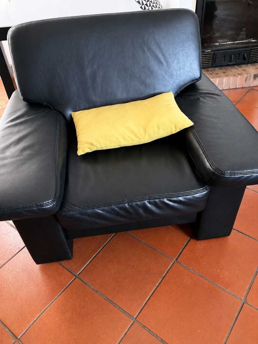 Sofá 3 Lugares + Poltrona em Pele Preta – Excelente Estado