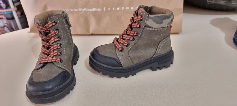 Vendo 2 pares de botas tamanho 25 e umas galochas tamanho 25.