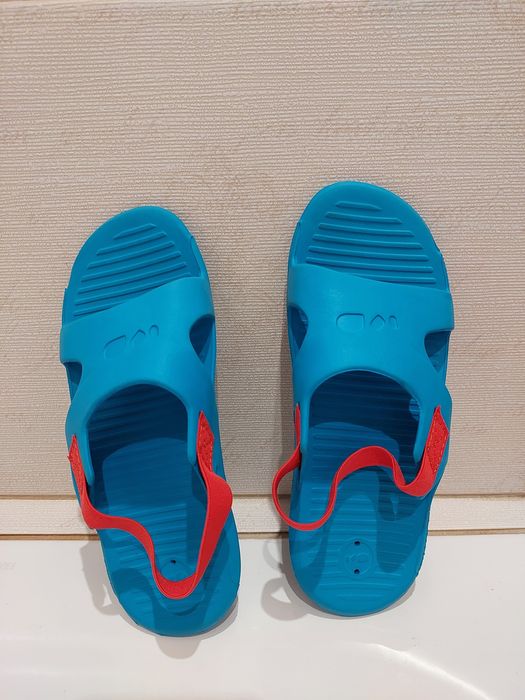 Шльопанці для басейну Decathlon