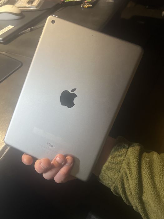 Продам iPad 6 в хорошем состоянии