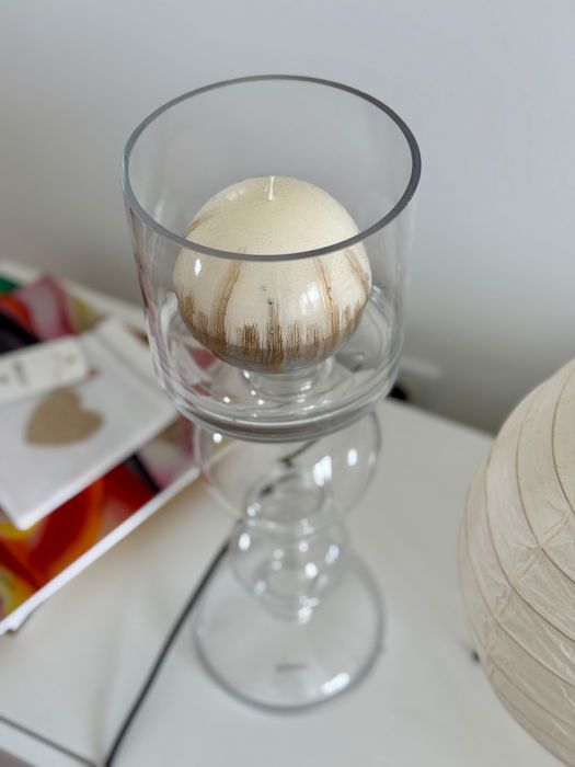 Candelabro grande com uma vela