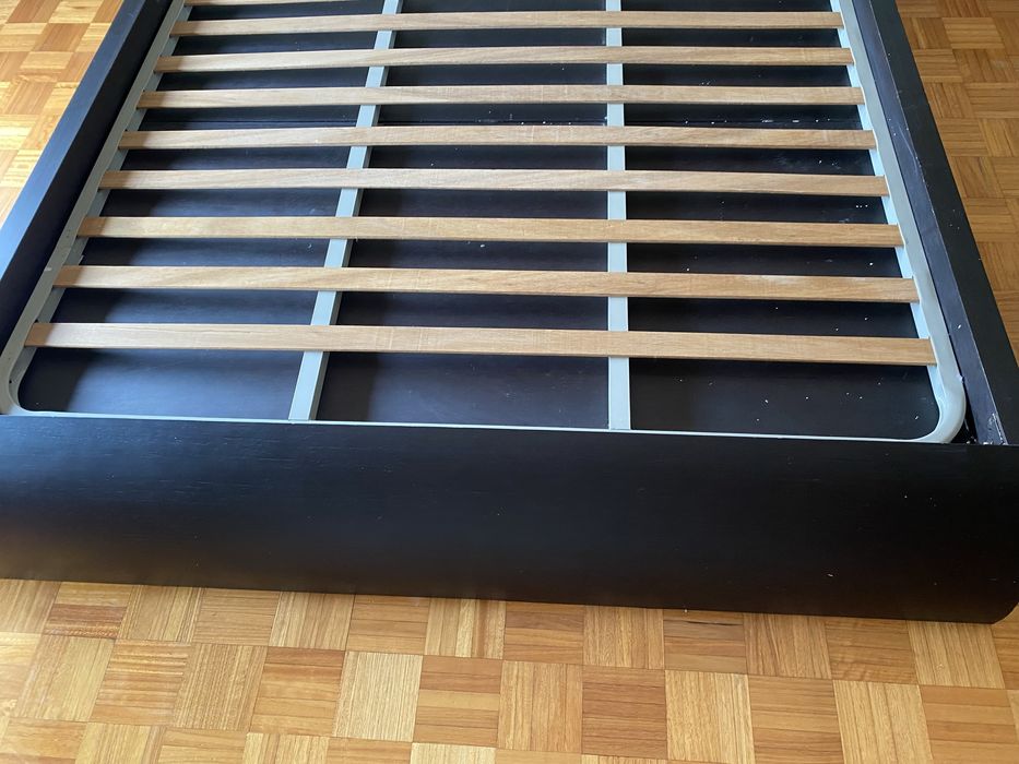 Cama de casal com 2 cabeceiras e 2 mesinhas de cabeceira wengue e carvalho
