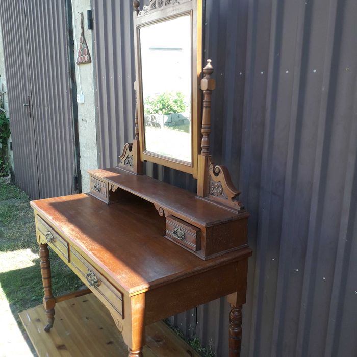 Stara , antyczna toaletka