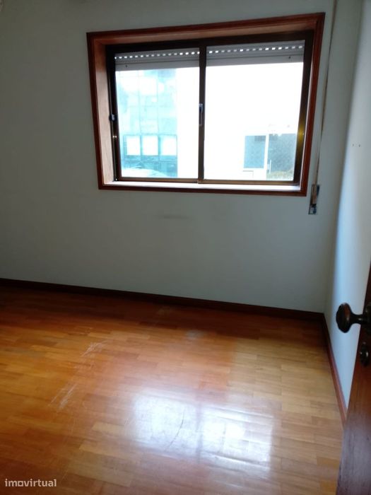 Apartamento T4+1 em Rés-do-chão — Bom estado.