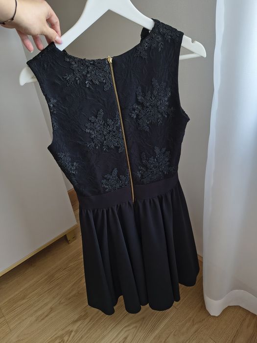 Sukienka czarna lekko rozkloszowana