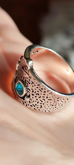 Srebrzysty pierscionek