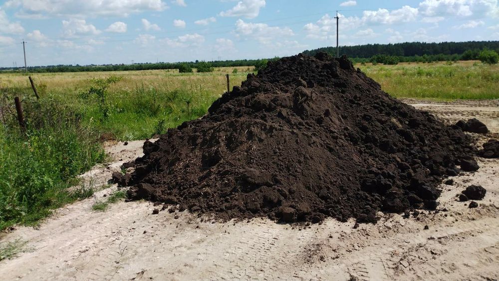 Чорнозем (субпропіл), пісок, щебінь різних фракцій,